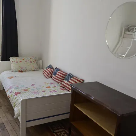 Grande Avec 4 Lits Pour 4 A 5 Personnes Chef-Boutonne